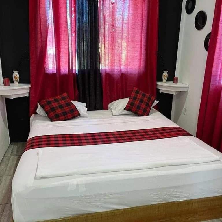 Saint Charles Inn, Belize Central America Punta Gorda Luaran gambar