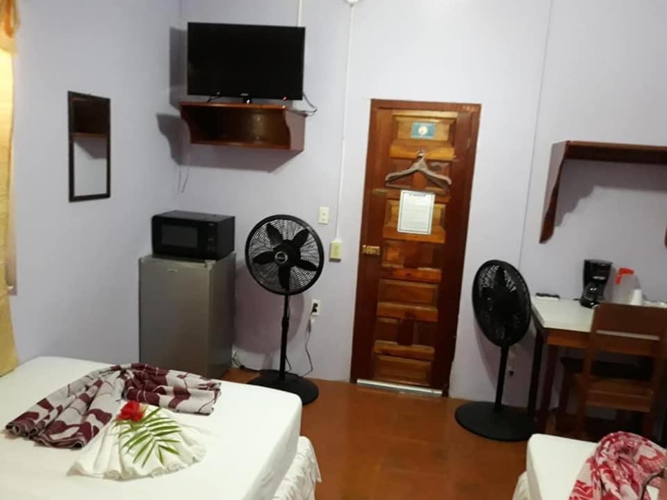 Saint Charles Inn, Belize Central America Punta Gorda Luaran gambar